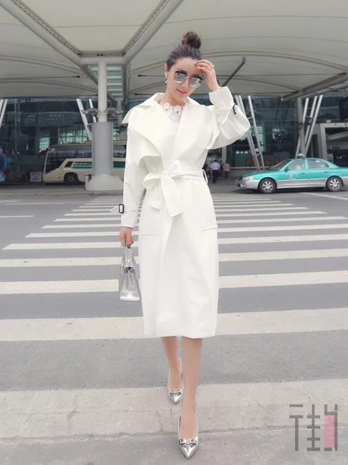 早春女人流行单品，长款风衣穿出九头身