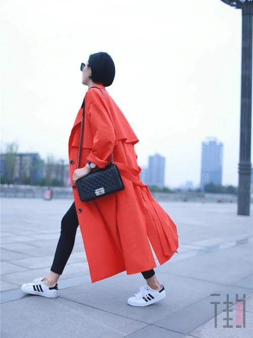 早春女人流行单品，长款风衣穿出九头身