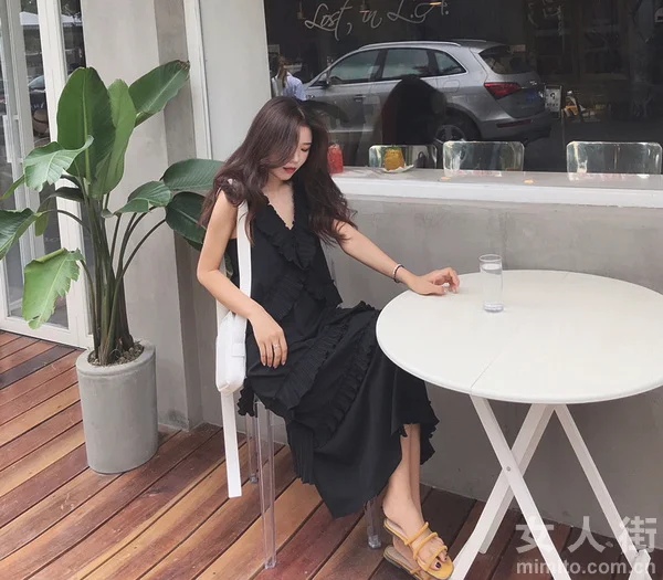 夏日穿搭攻略：连衣裙打造十足女人味