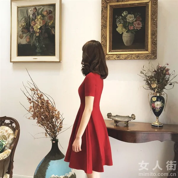 夏日穿搭攻略：连衣裙打造十足女人味