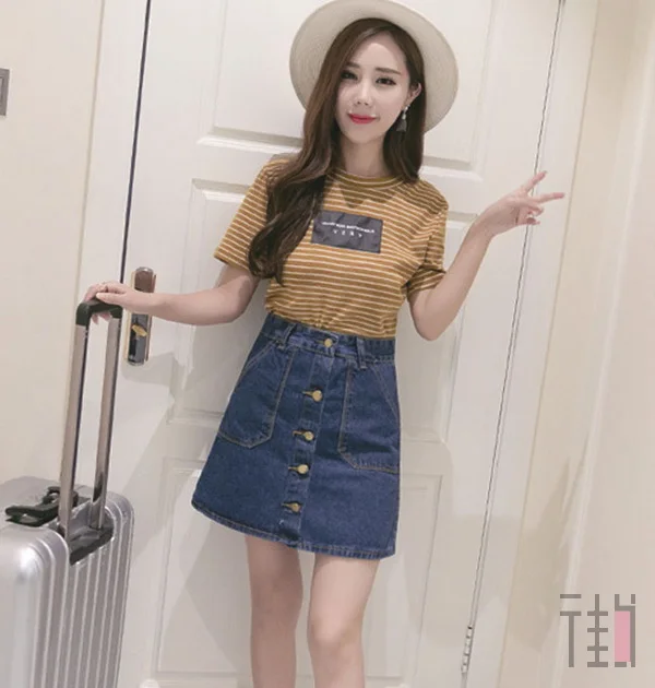今夏最流行，“牛仔半身裙穿搭”示范