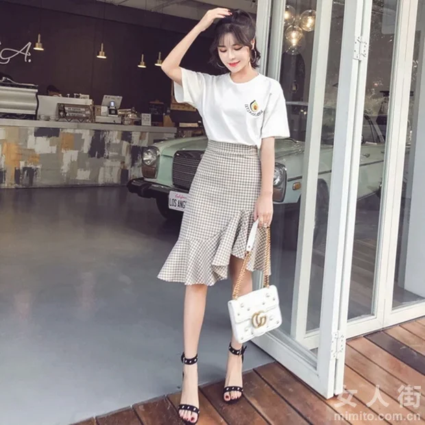 夏季甜蜜约会，T恤+格子裙狂撩汉
