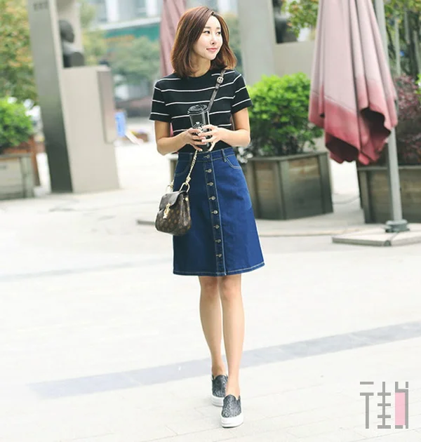 今夏最流行，“牛仔半身裙穿搭”示范