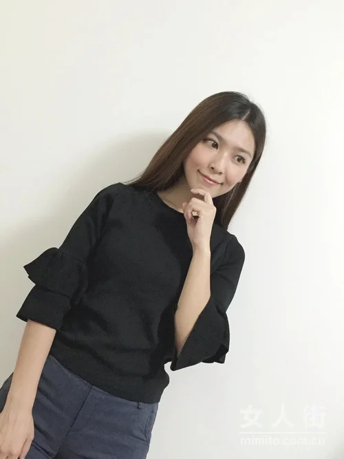 冬季流行搭配示范：纯色毛衣的内搭