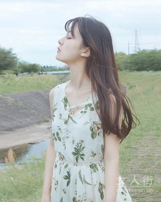华美最优雅，女神的日常连衣裙装扮