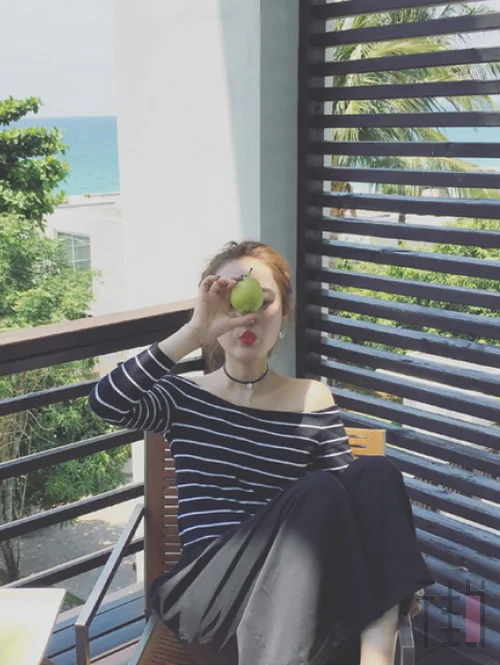 出行穿搭小心机 穿露肩衫做女神