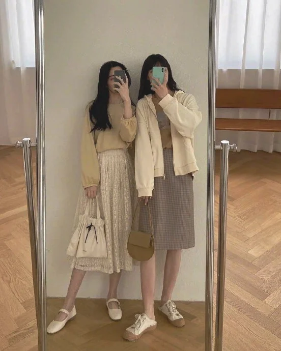 配色高级温柔的早秋闺蜜出游穿搭
