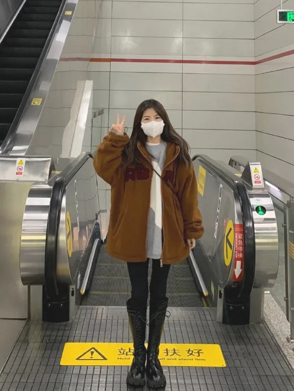 又甜又酷！小个子女生秋冬穿搭示范