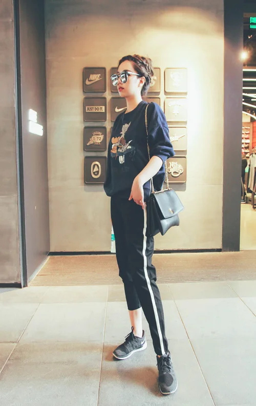 潮妞穿衣示范：外穿内搭必备款卫衣