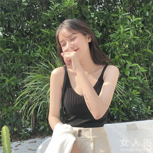 针织衫+半裙，穿出夏日知性美