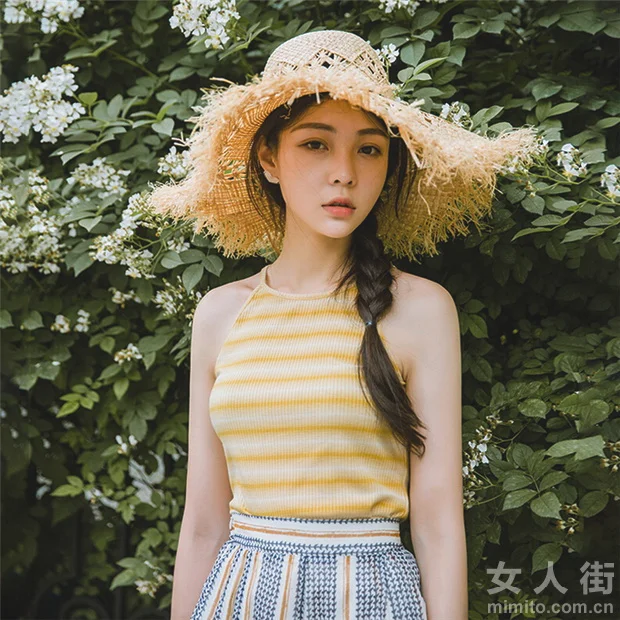 针织衫+半裙，穿出夏日知性美