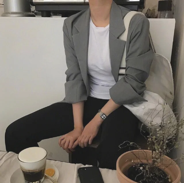 极致简约的性冷淡风高级穿搭示范