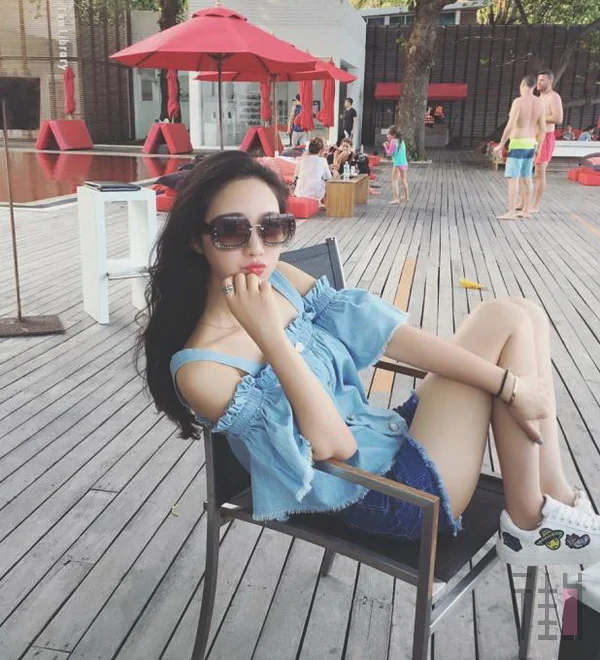 放弃小清新风格，学女神的小性感衣品