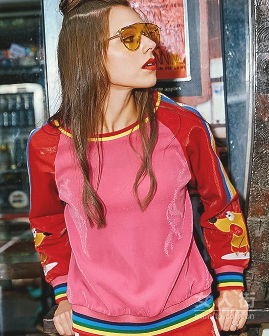 妹纸们的减龄神器,简单卫衣万能搭