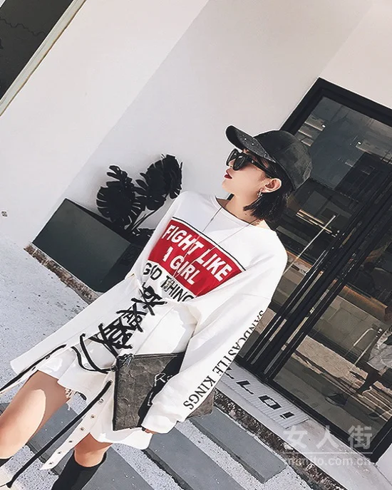 妹纸们的减龄神器,简单卫衣万能搭