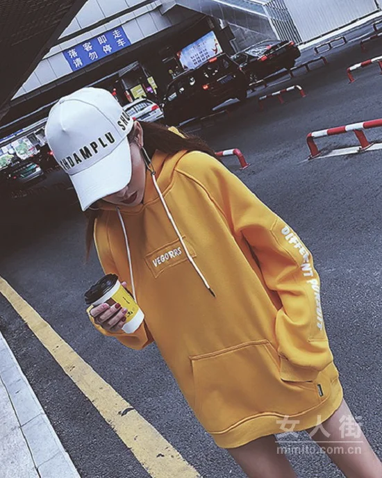 妹纸们的减龄神器,简单卫衣万能搭