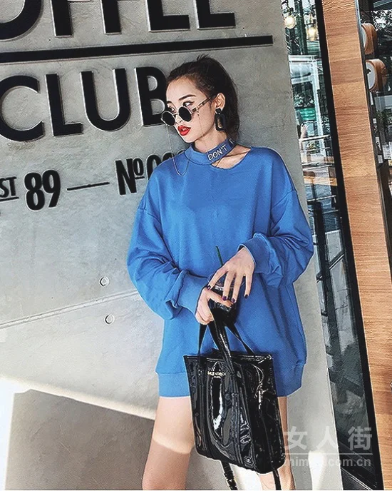 妹纸们的减龄神器,简单卫衣万能搭