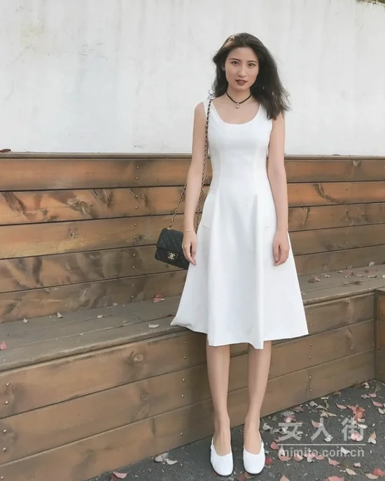 拒绝千篇一律，连衣裙要有点小惊艳