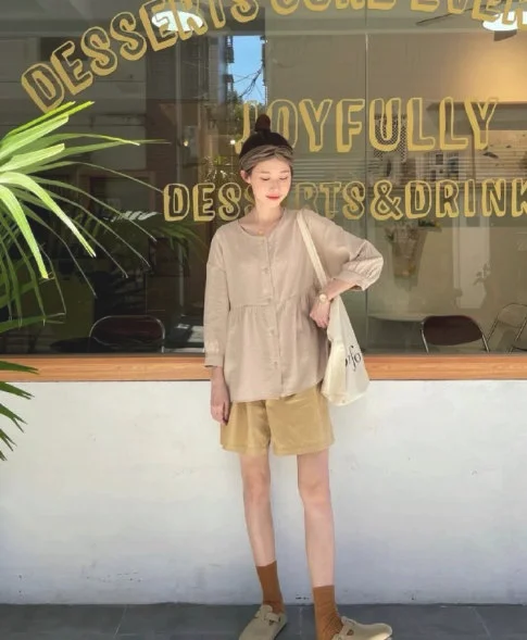 夏日女生出游穿搭示范，​​​​清爽舒适休闲风