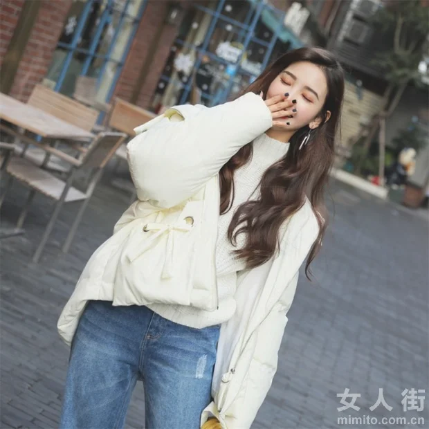 面包服和牛仔裤，这种休闲的美很自在