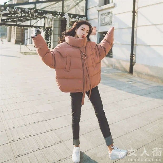 面包服和牛仔裤，这种休闲的美很自在