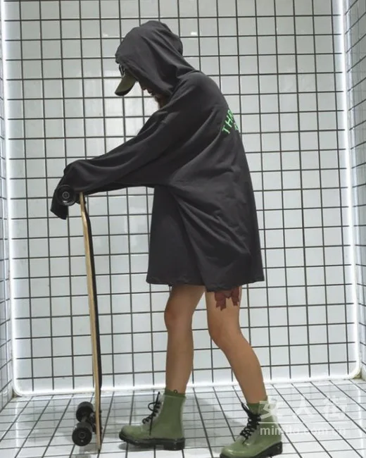 秋季运动风潮人，一件卫衣的时尚搭配