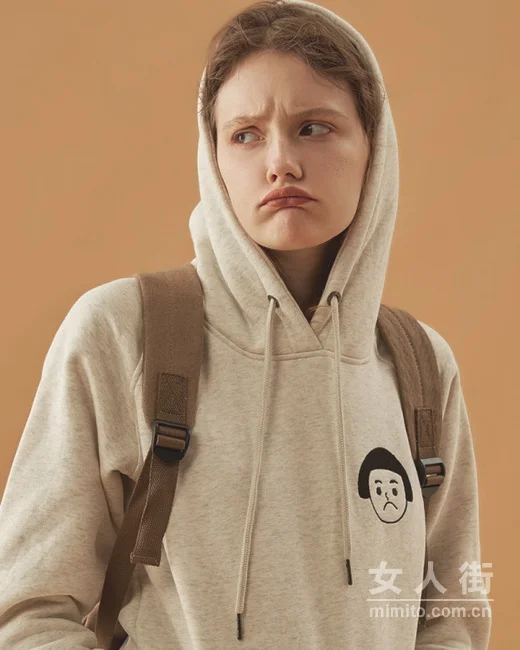 秋季运动风潮人，一件卫衣的时尚搭配