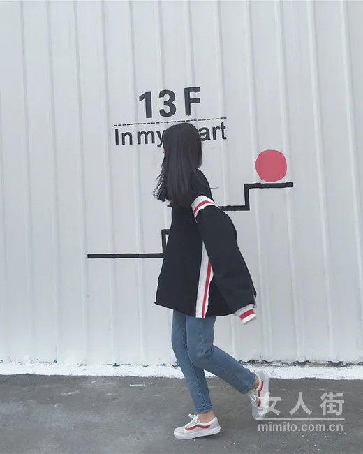 秋季运动风潮人，一件卫衣的时尚搭配