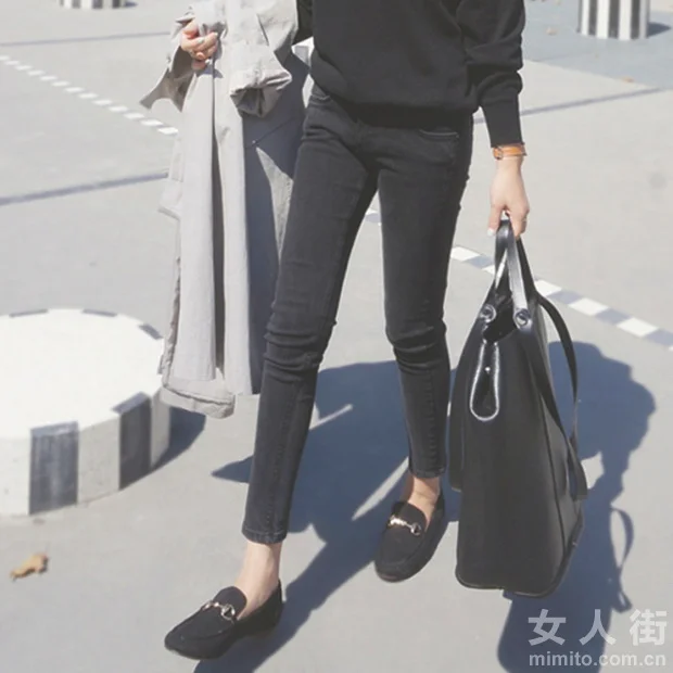 面包服和牛仔裤，这种休闲的美很自在