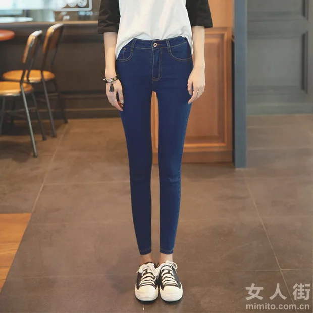 面包服和牛仔裤，这种休闲的美很自在