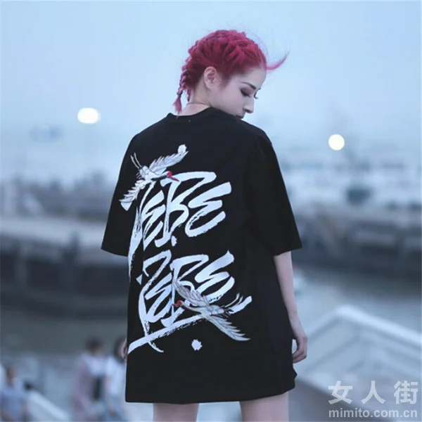 今夏流行下身消失，Oversize T恤引领潮流