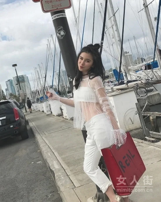 蕾丝衫这样搭，春天最容易撩汉