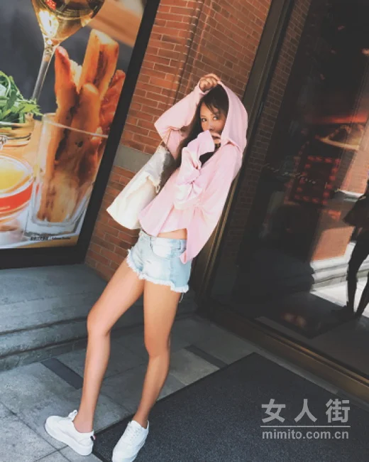 秋季运动风潮人，一件卫衣的时尚搭配