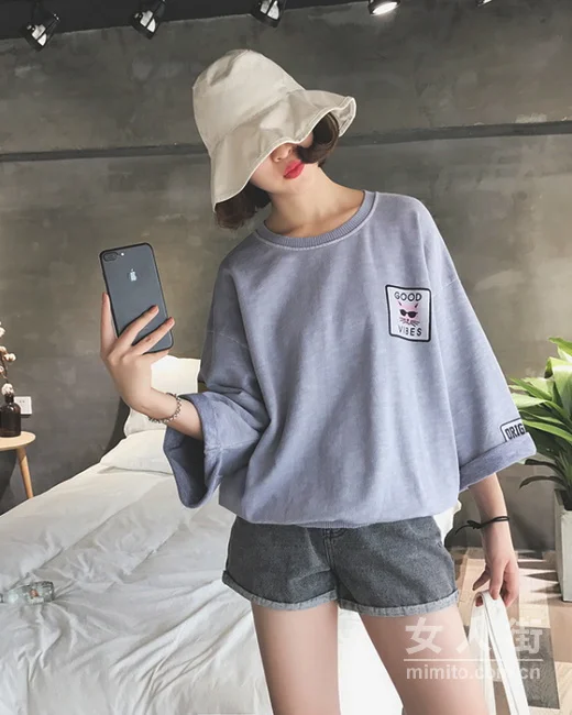 秋季运动风潮人，一件卫衣的时尚搭配