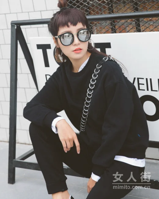 秋季运动风潮人，一件卫衣的时尚搭配