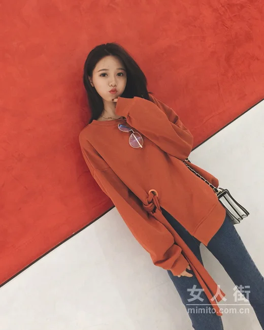 秋季运动风潮人，一件卫衣的时尚搭配