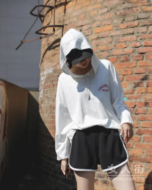 秋季运动风潮人，一件卫衣的时尚搭配