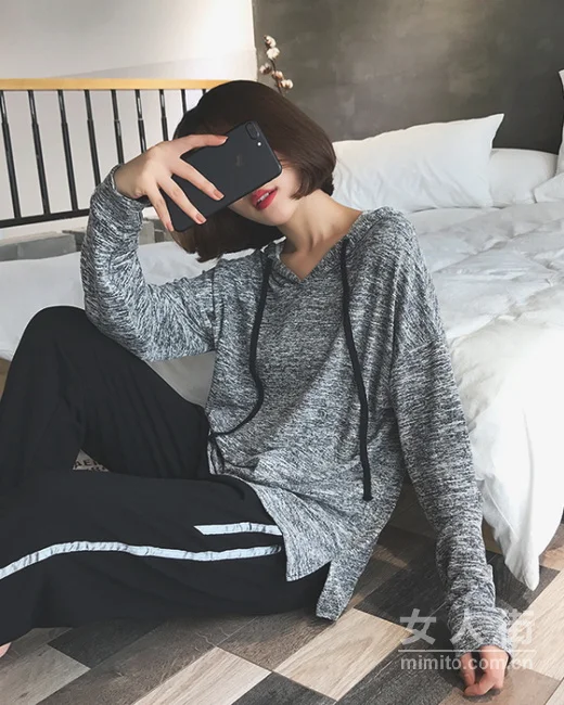 秋季运动风潮人，一件卫衣的时尚搭配