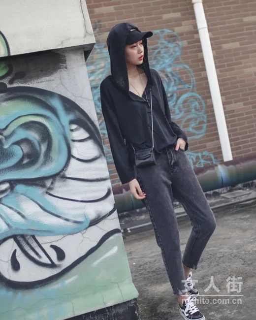 秋季运动风潮人，一件卫衣的时尚搭配