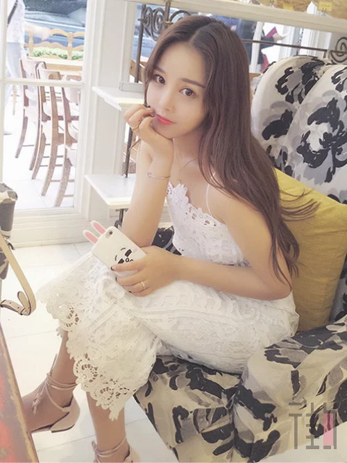 女人约会穿搭配示范，蕾丝裙让甜蜜升级