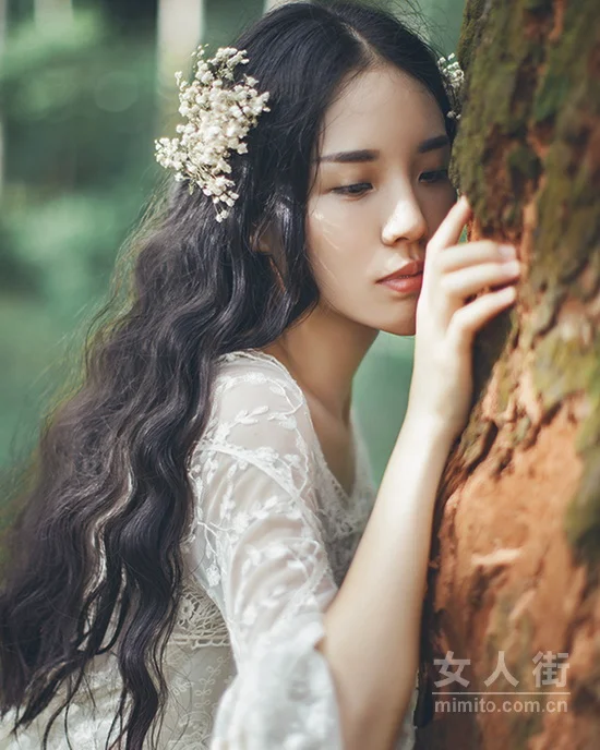 蕾丝衫这样搭，春天最容易撩汉