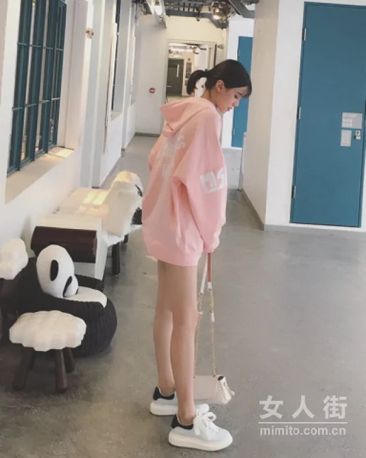 秋季运动风潮人，一件卫衣的时尚搭配