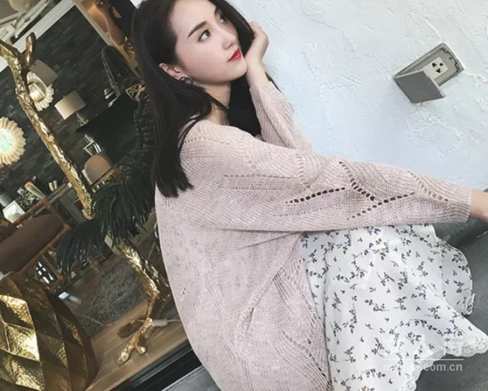 乍暖还寒的天气和针织衫配一脸