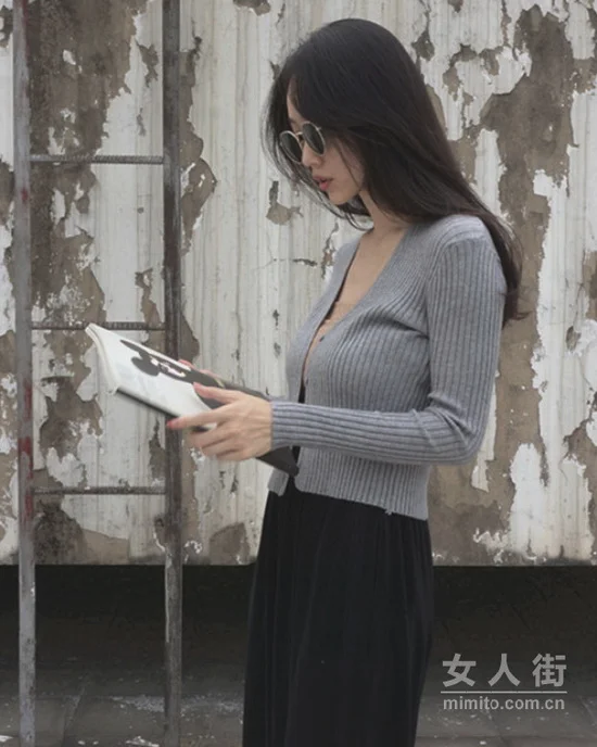 乍暖还寒的天气和针织衫配一脸