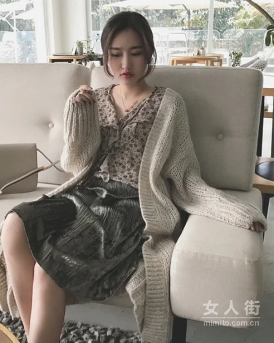 乍暖还寒的天气和针织衫配一脸