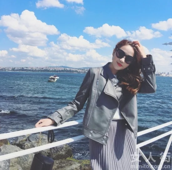今冬穿的像邦女郎，机车皮衣显帅气