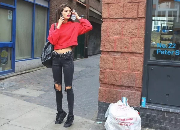 秋季卫衣选小一号,潮人都这样秀身材