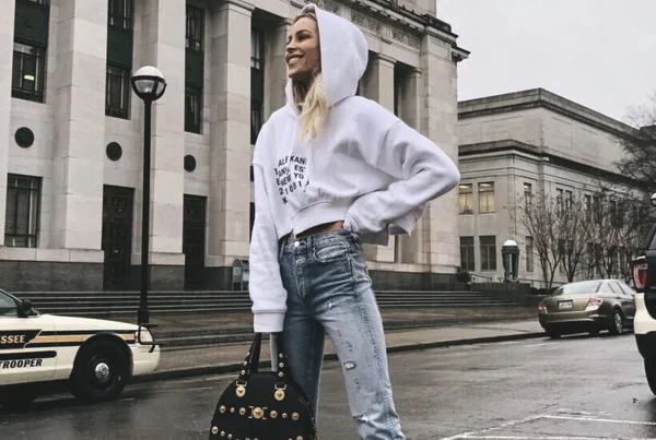 秋季卫衣选小一号,潮人都这样秀身材