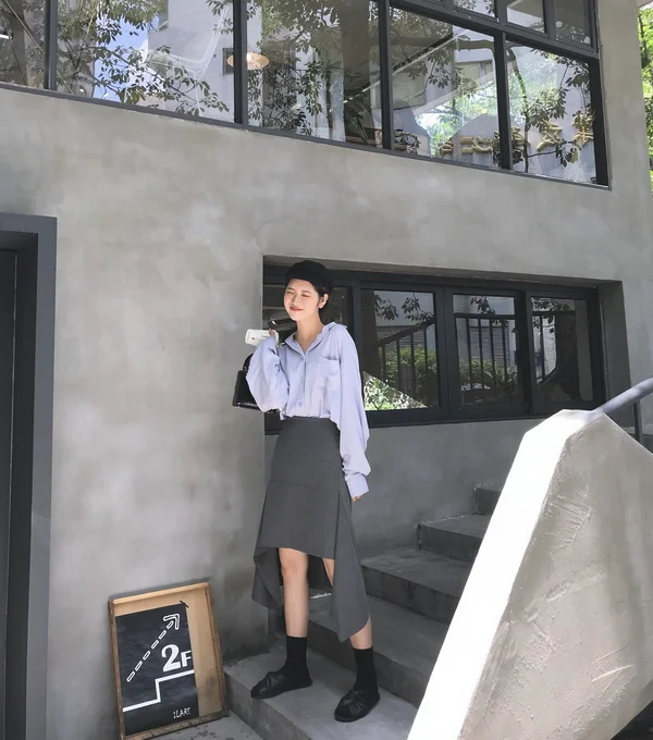 衬衫搭配短裙，打造初秋气质穿搭