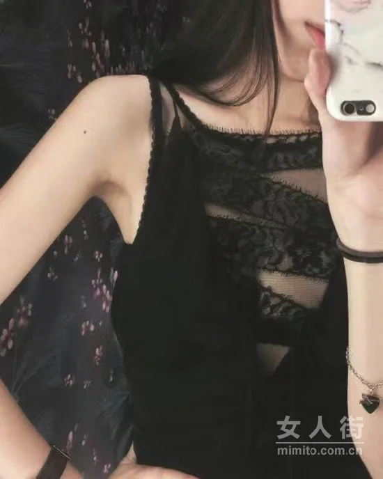 热到无计可施的炎夏，让吊带背心唱主角